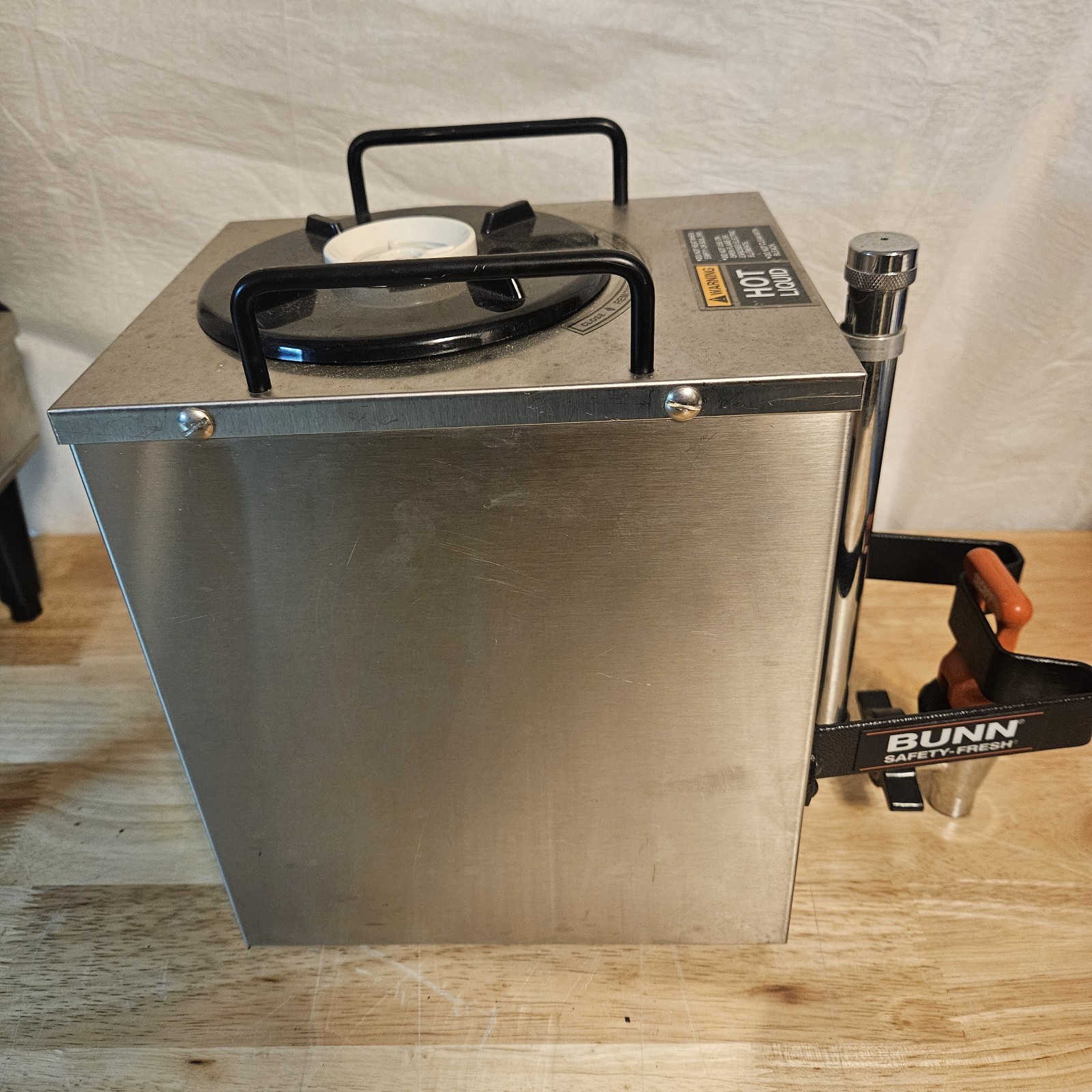 Bunn 1.5 Gal Satellite Coffee Servers w/RW1 Warmer Base 1.5 Gal Decaf & Regular