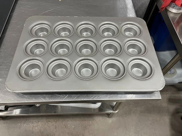 Chicago Metallic 15 Cup 7.5 oz. Glazed Aluminized Steel Jumbo Crown Muffin Pan