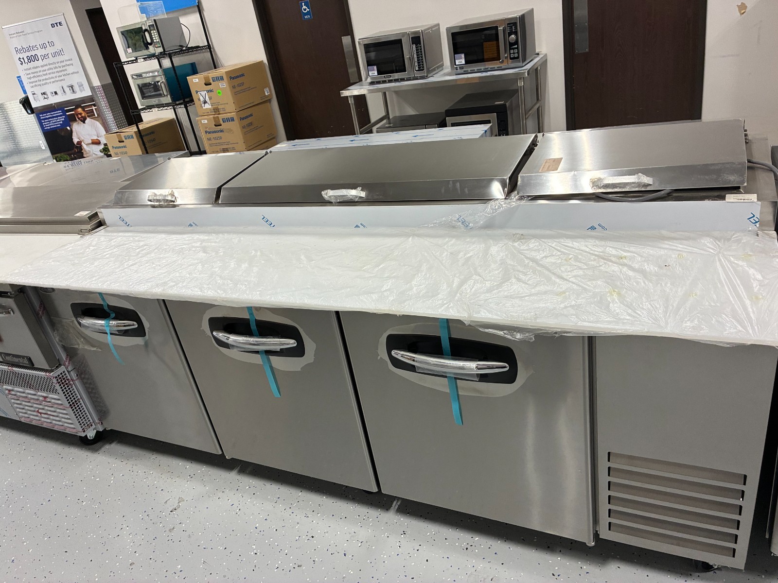 NORLAKE PIZZA PREP TABLE COMMERCIAL KITCHEN 93″ Wx 36.5″Lx42.5″H