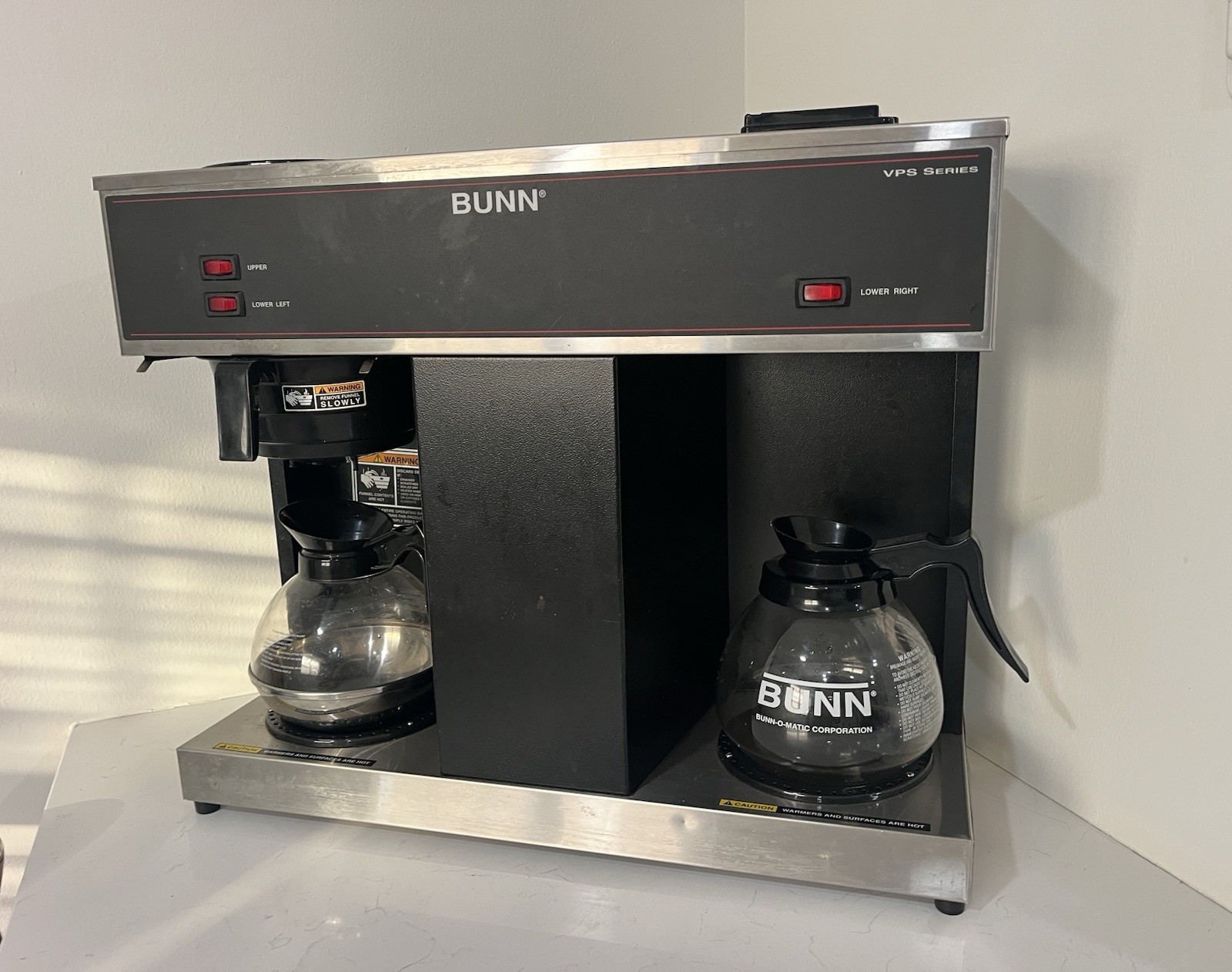 BUNN VPS BLK-LTD SW. 120V Decanter Pourover Coffee Brewer, 3 Warmers