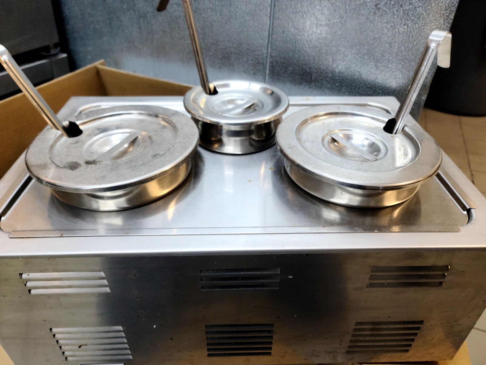 Full Size Food Warmer Lightly Used with 3 Containers And 3 Ladles