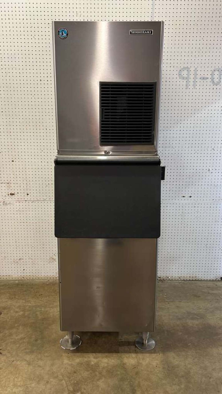 Used 22″ Hoshizaki F-801MWJ-C Water Cooled Nugget Ice Machine With 300lb Bin – 1