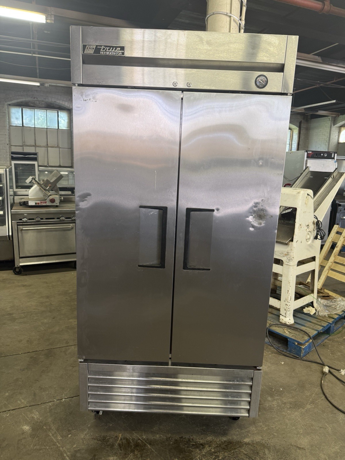 TRUE T-35 2 DOOR REACH IN REFRIGERATOR COOLER STAINLESS STEEL USED