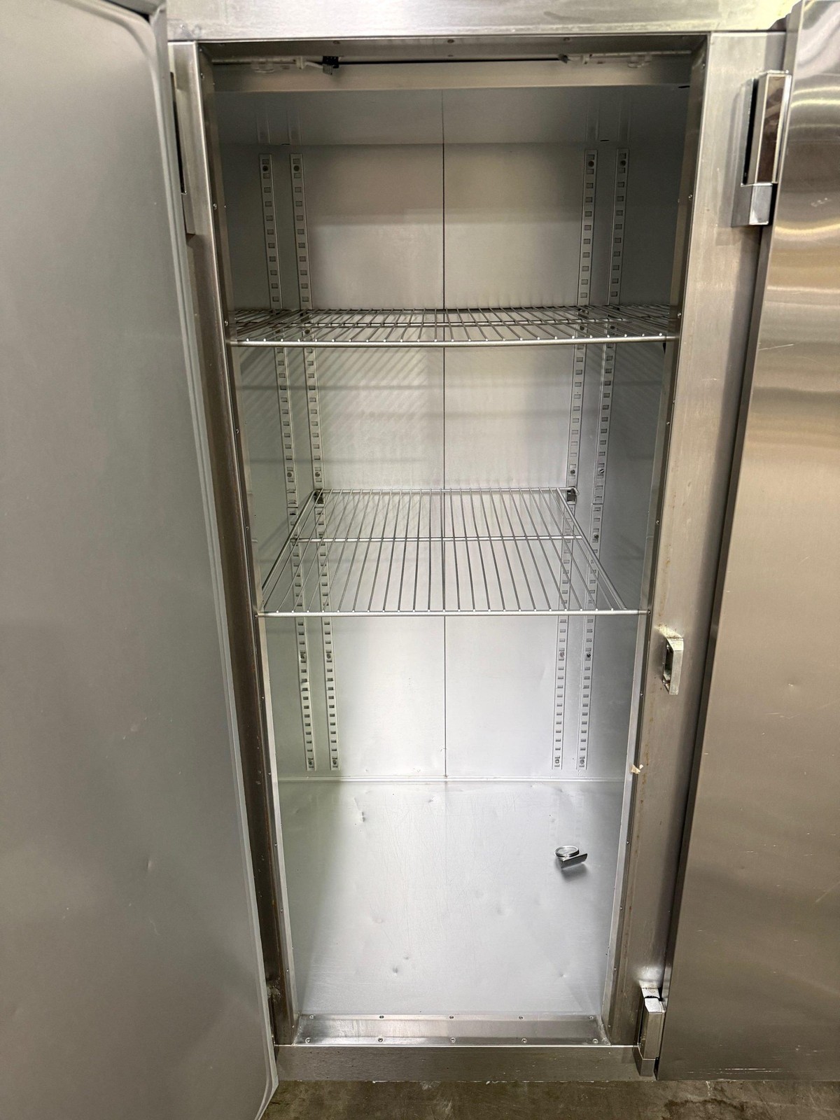 2024 TRAULSEN G31313 76 3/8″ 3 SOLID DOOR REACH IN FREEZER