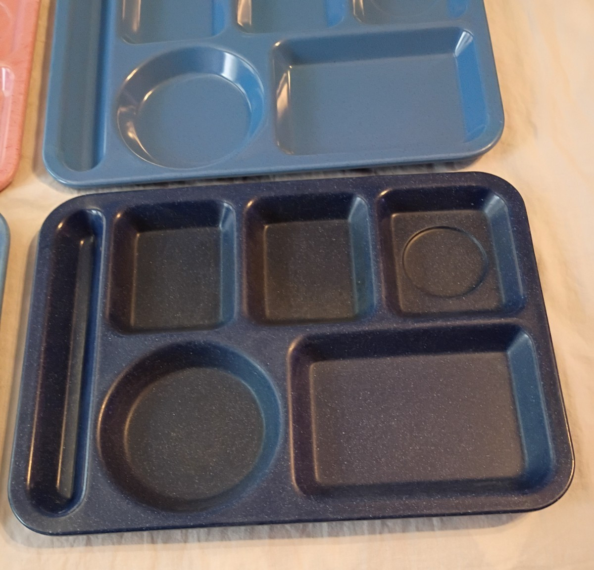 Carlisle Set of 4 Melmac Cafeteria School Lunch Food Trays 6 Compartments
