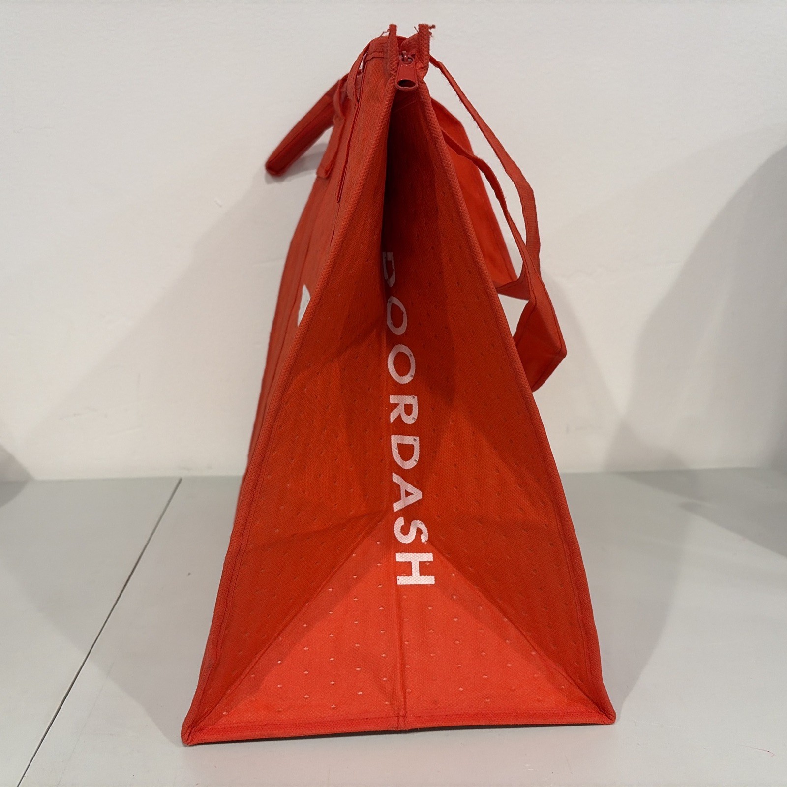 DoorDash insulated delivery bag for drinks or food zipper hot cold temperature