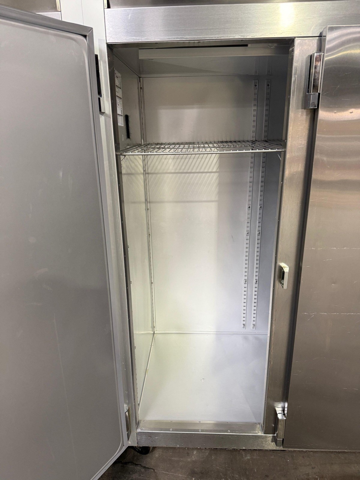 2024 TRAULSEN G31313 76 3/8″ 3 SOLID DOOR REACH IN FREEZER