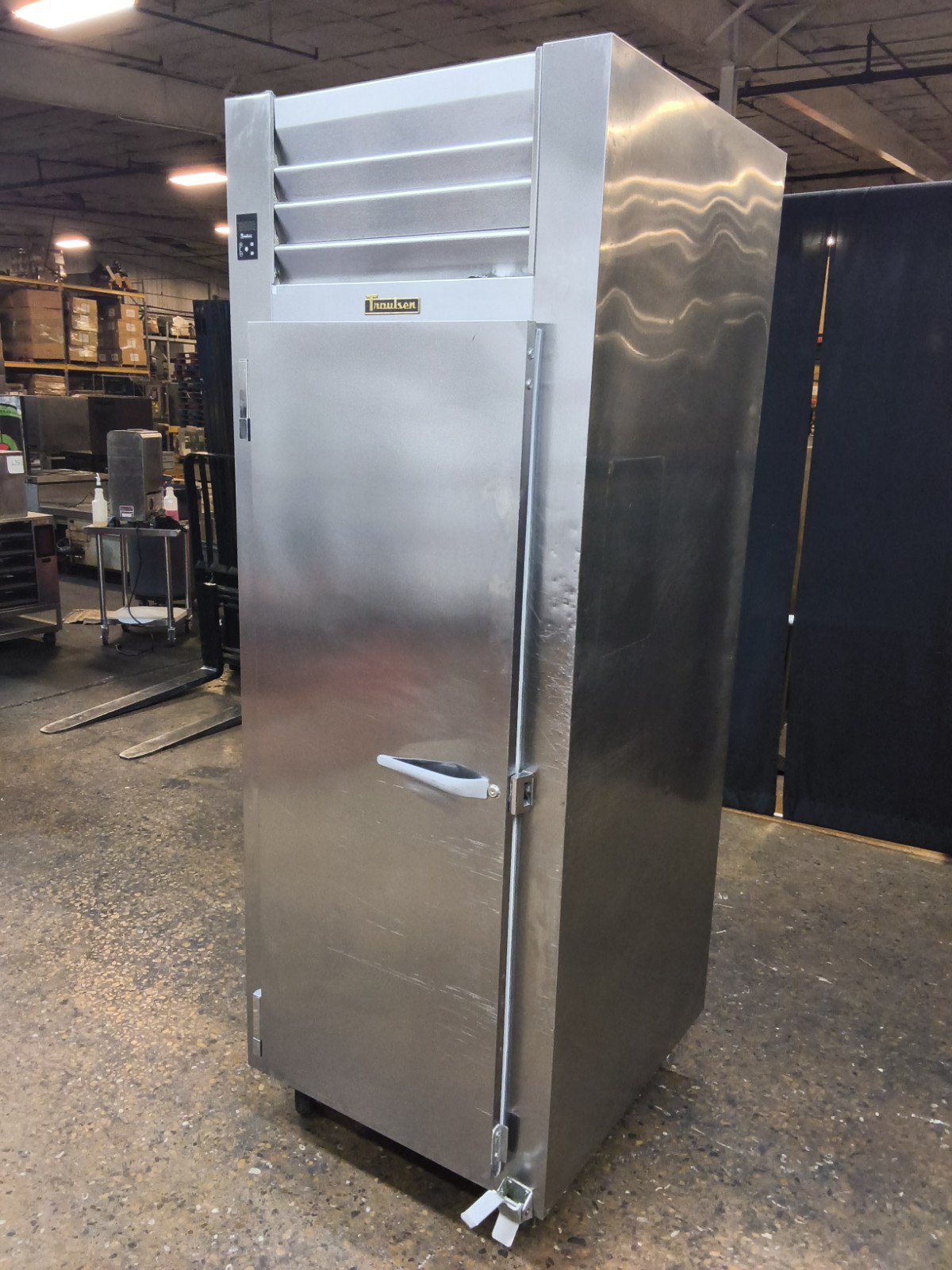 Traulsen RHT132WUT-FHS Commercial 1 solid Door Refrigerator on Casters year 2023