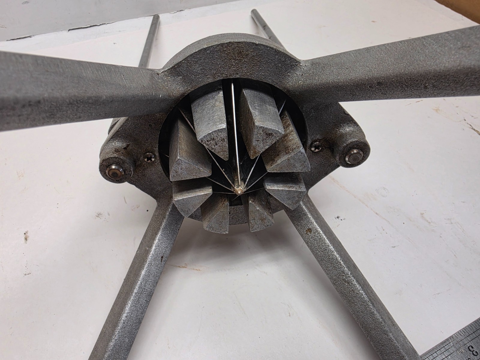 Nemco 55550-8 8 Section Easy Wedger (Wedgemaster) Fruit / Vegetable Wedge Cutter