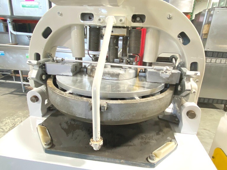 Dough Divider & Rounder/ Nussex / Eberhardt Model P7U Semi Automatic 26 Cut