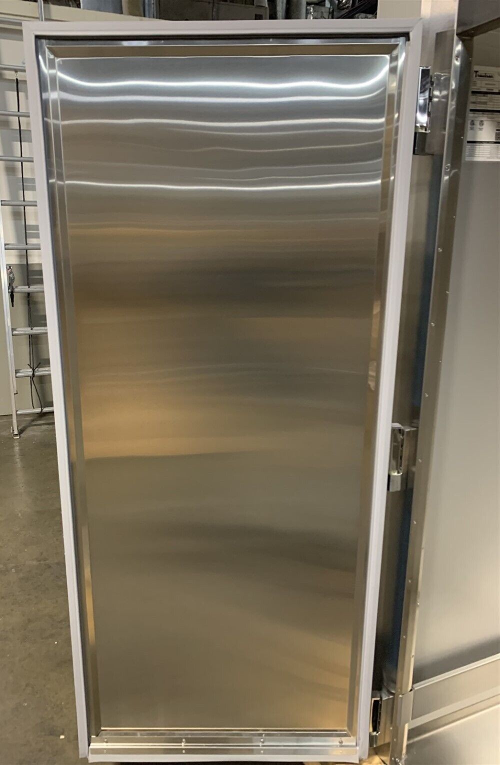 Traulsen ARI132LUT-FHS 36″ Solid Door Freestanding Roll In Refrigerator