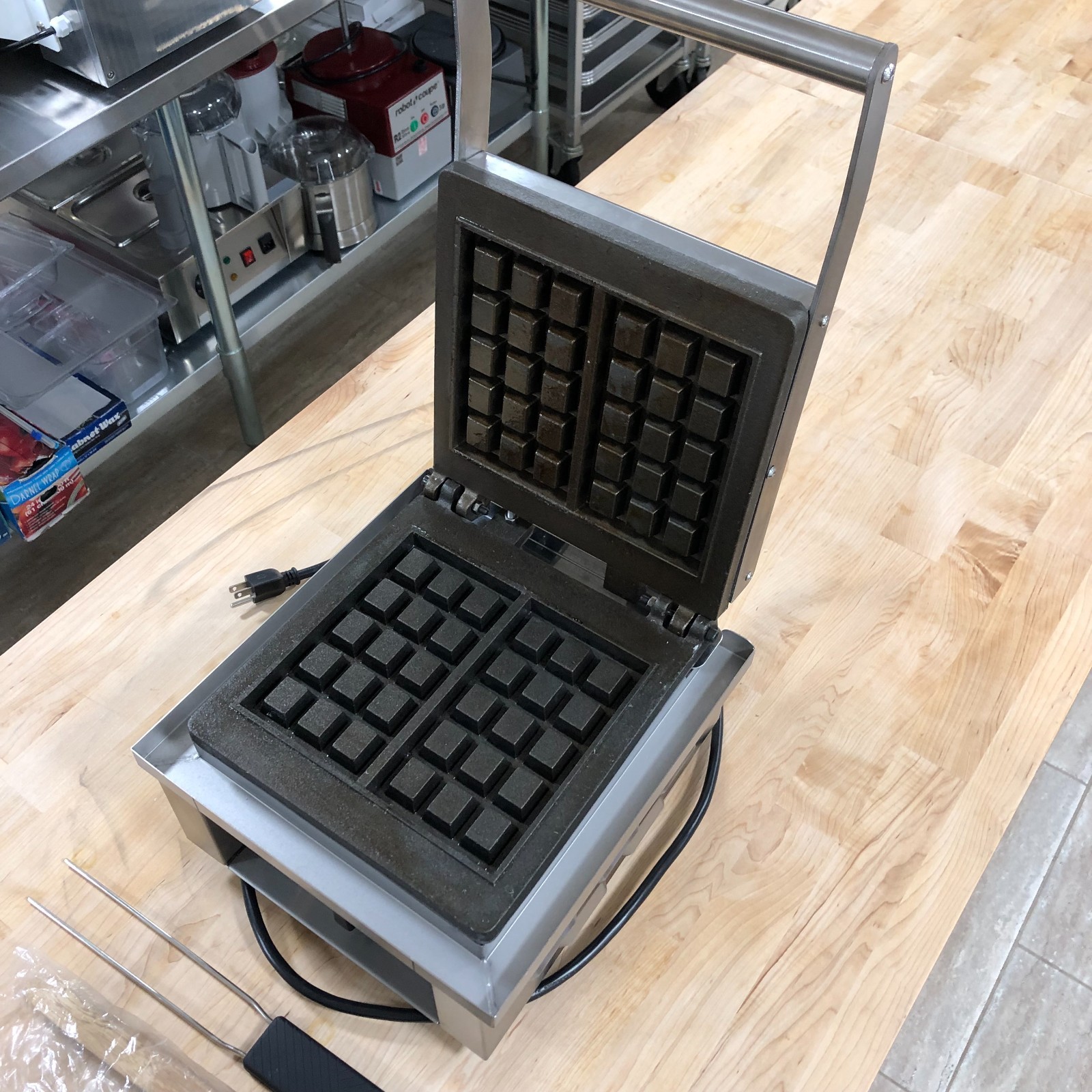 Equipex GES10/1 Single Brussels Waffle Baker w/ Cast Iron Grids, 1750W