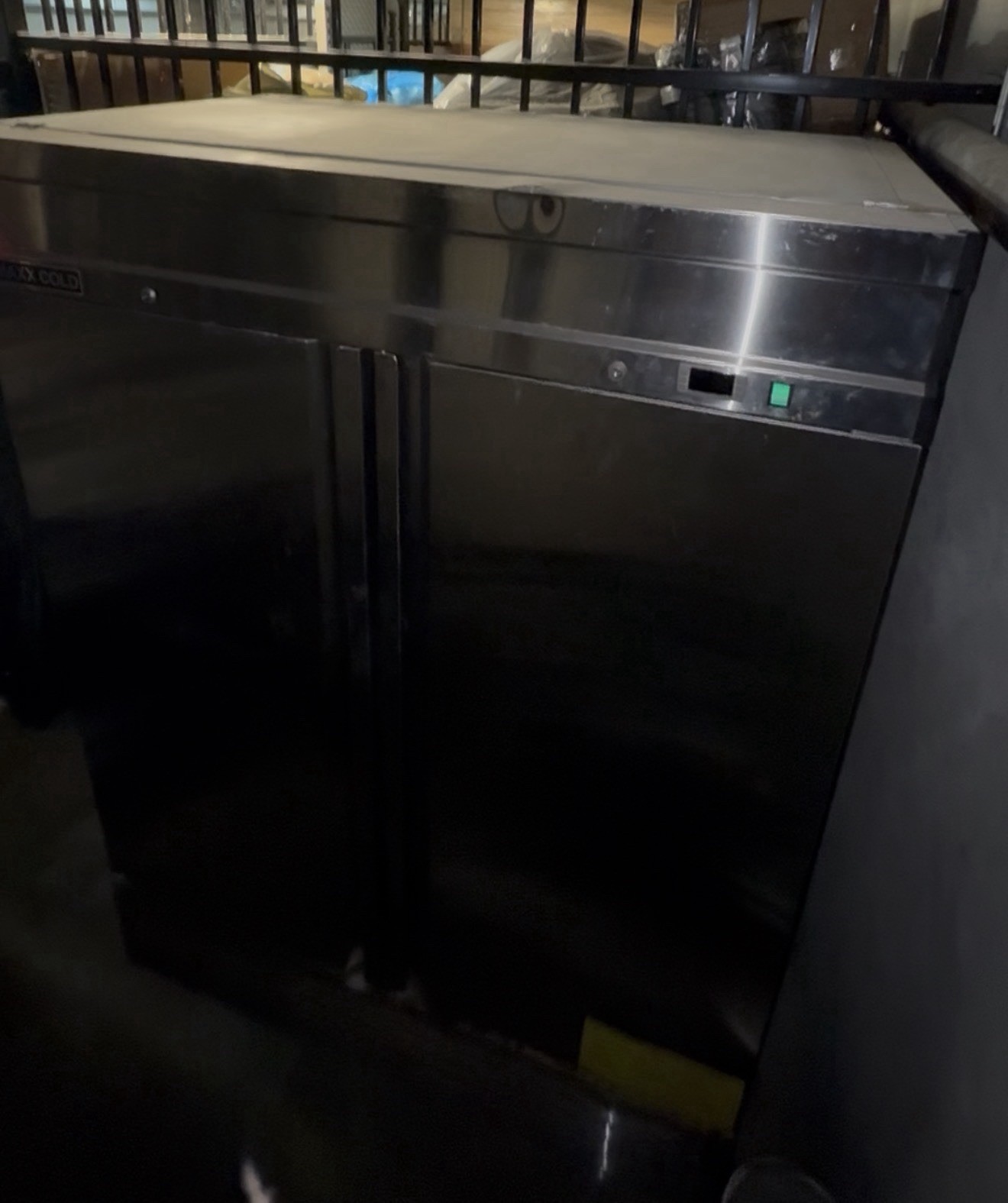 Used 54″ Maxx Cold MCR-49FDHC Stainless Two Section Reach In Refrigerator 120V