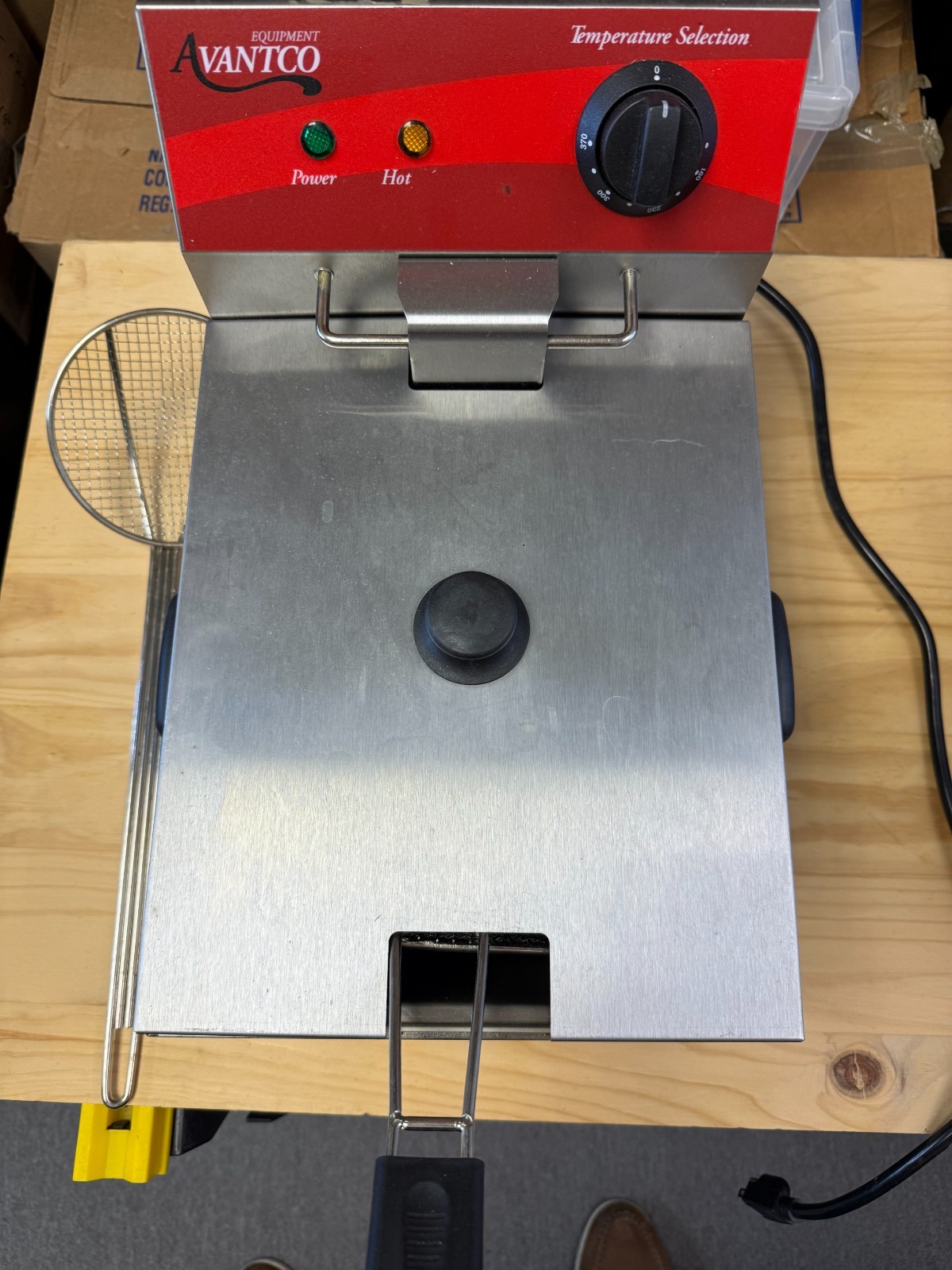 Avantco Electric Countertop Deep Fryer 10 lb. 120V 1750W
