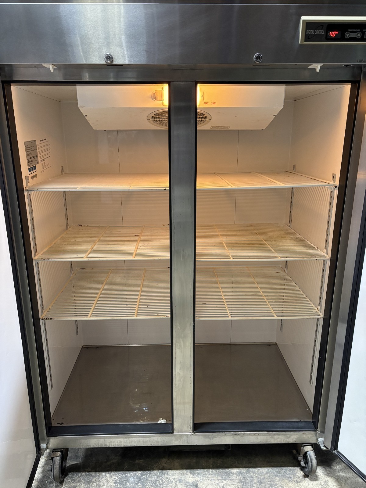 Green World Turbo Air GST-40DR 2 Solid Door 50″ Restaurant Reach-in Refrigerator
