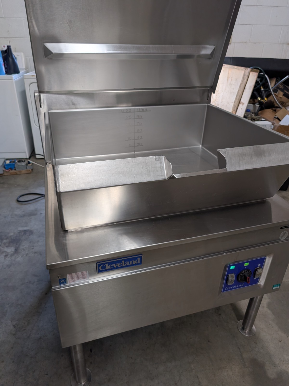 Cleveland SGL-30-TR Natural Gas 30 Gallon Tilt Skillet Braising Pan