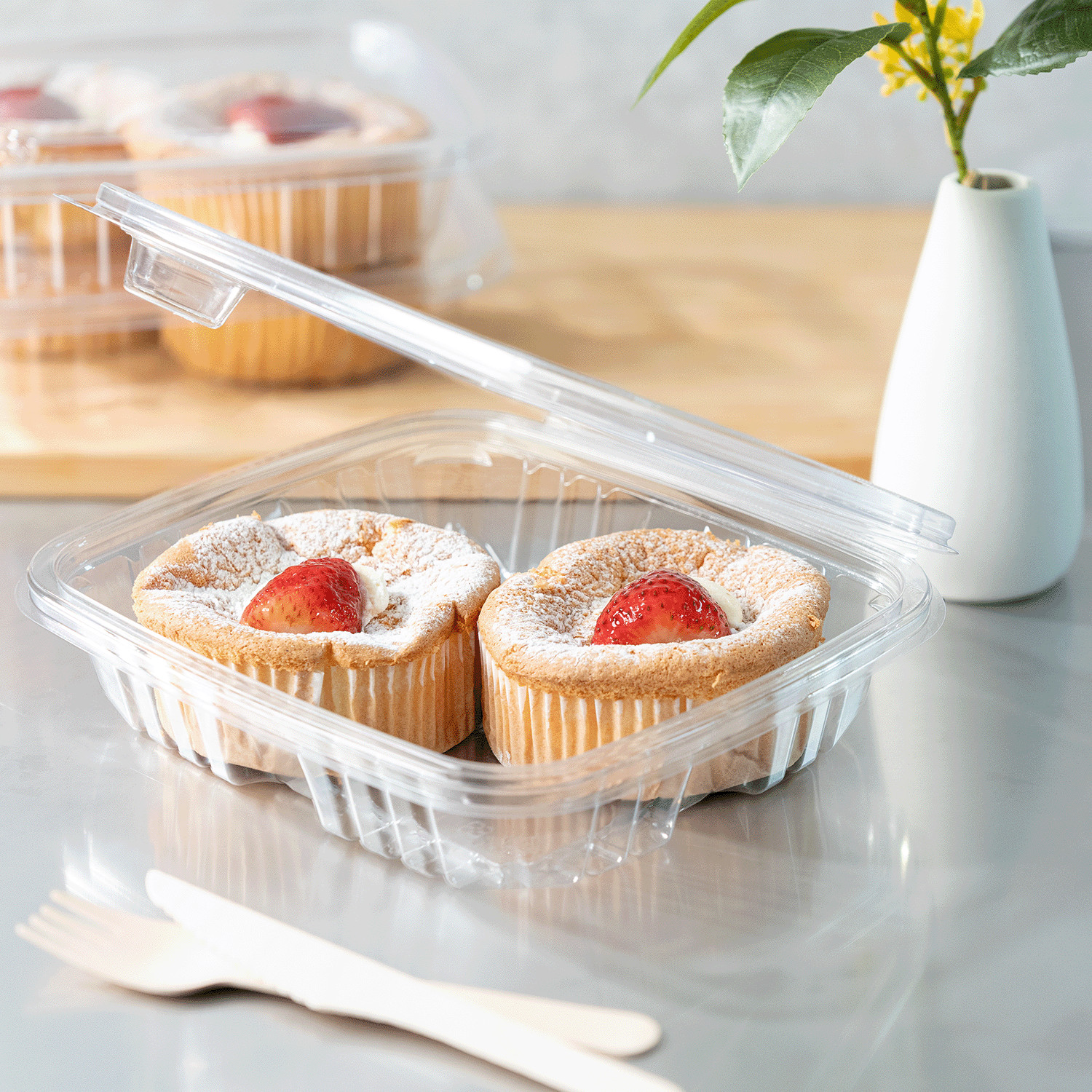 Karat 36oz PET Tamper Resistant Hinged Deli Container w/Flat Lid – 150pcs