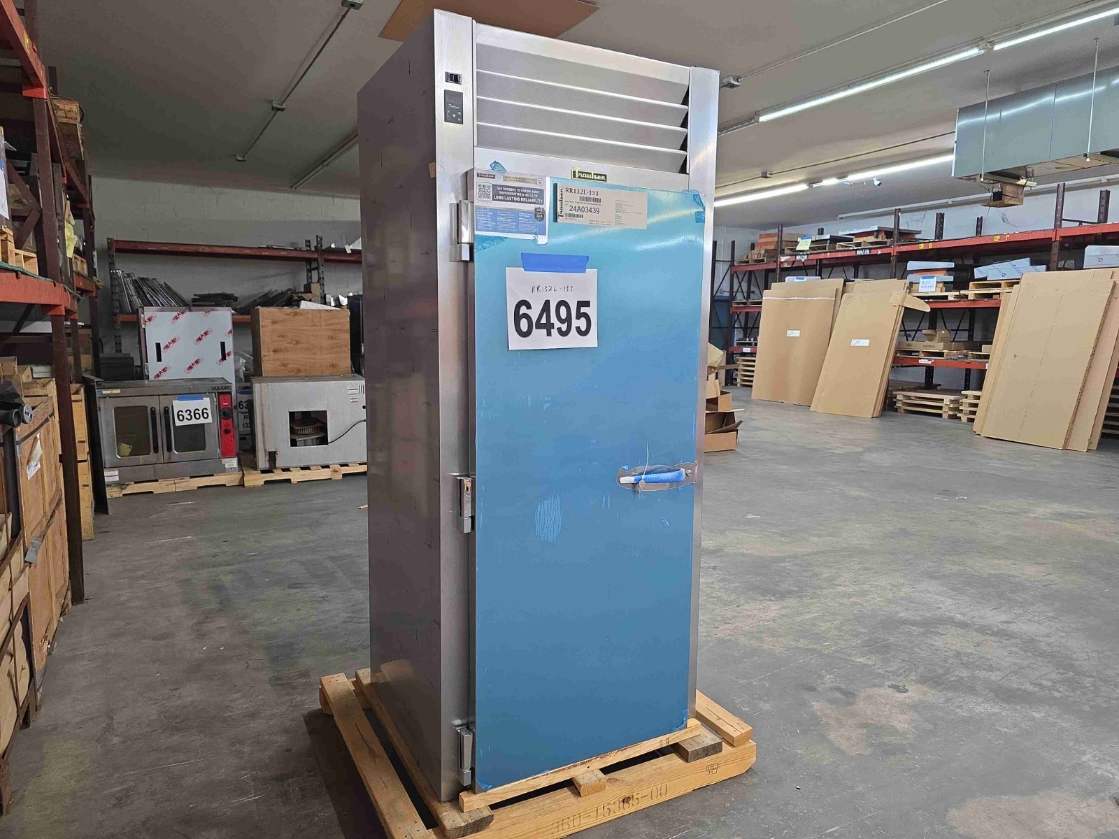 6495 New Old Stock Traulsen – Keg Cooler – 1-Door Cooler Roll In RRI132HUT-FHS