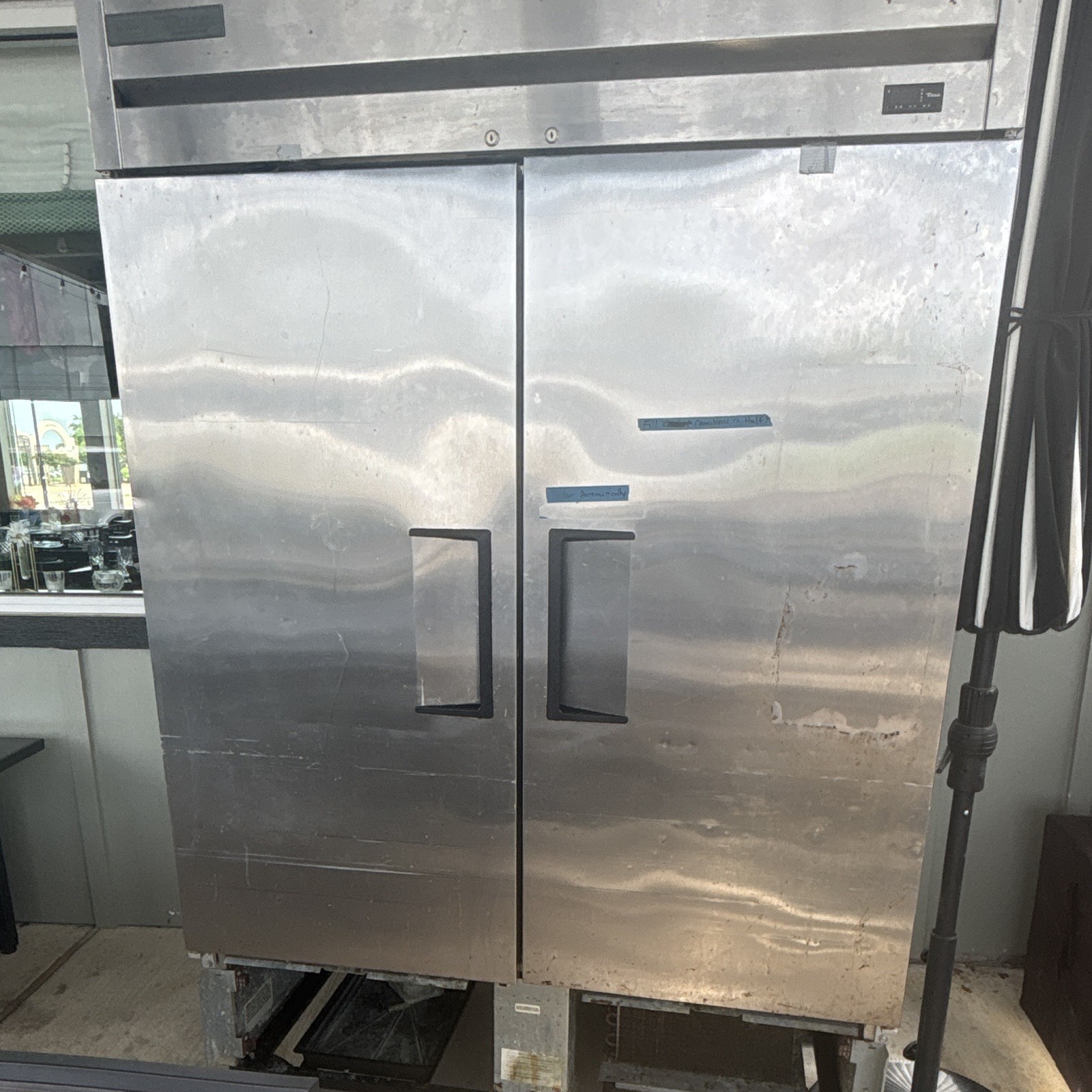 TRUE Reach-In Refrigerator 2-Door Solid Door 2 Sections 41-60 cu ft