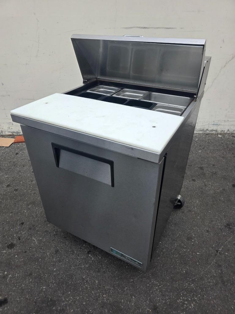 True TSSU-27-08-HC 27″ TSSU Series Sandwich/Salad Prep Table Refrigerated 115V