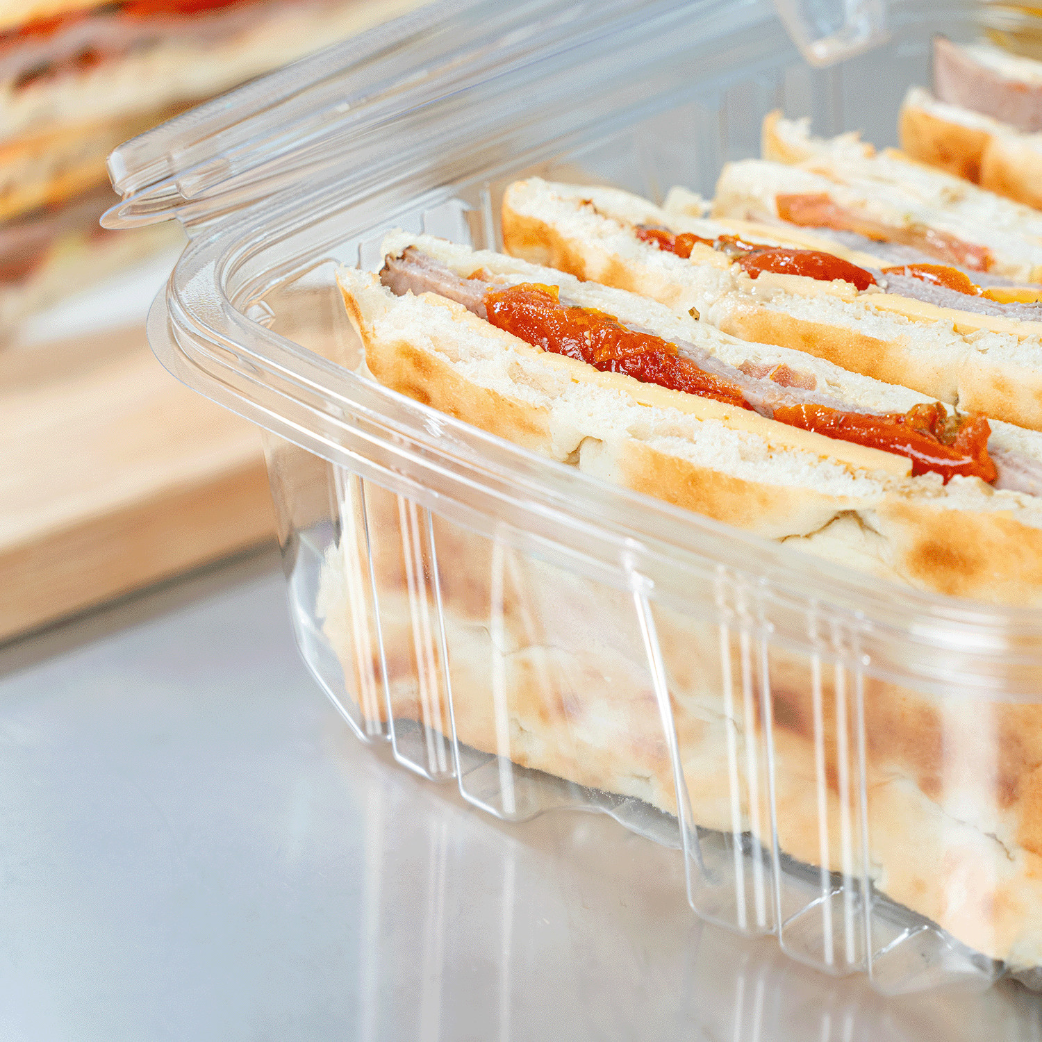 Karat 64oz PET Tamper Resistant Hinged Deli Container w/Flat Lid – 150pcs