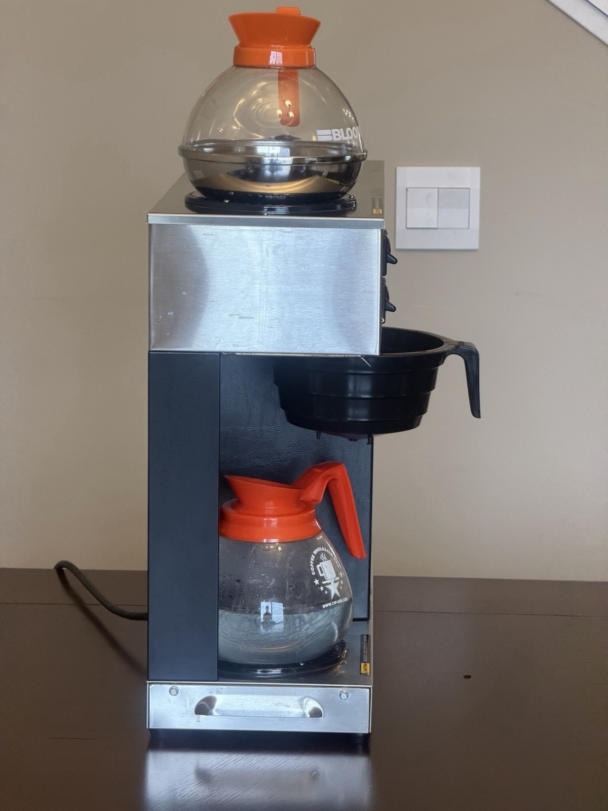 BUNN VPS 0048854 – 12 Cup Pourover Commercial Coffee Maker – 3 Warming Stations.