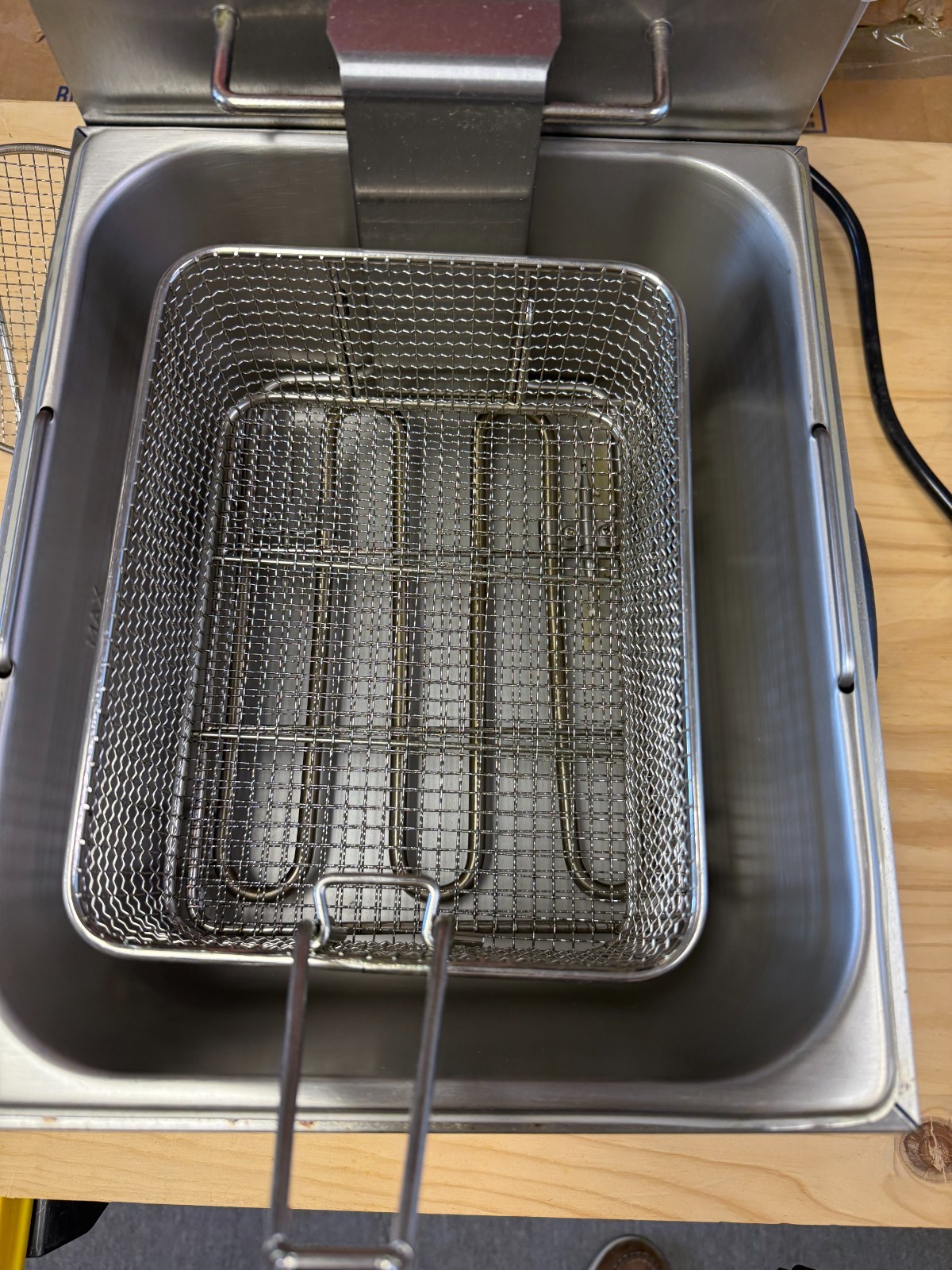 Avantco Electric Countertop Deep Fryer 10 lb. 120V 1750W