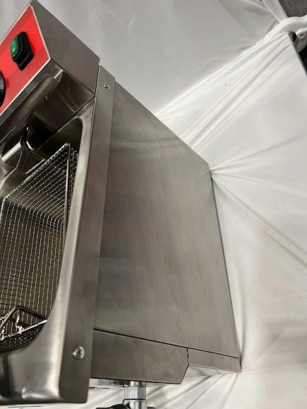 Avantco F200 15 lb. Medium-Duty Electric Countertop Fryer – 208-240V.