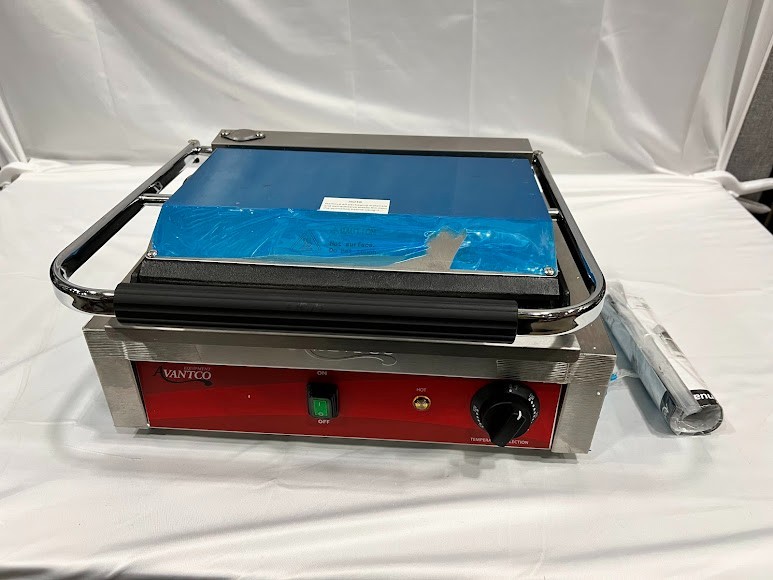Avantco PG200S Commercial Panini Sandwich Grill with Smooth Plates – 120V, 1750W