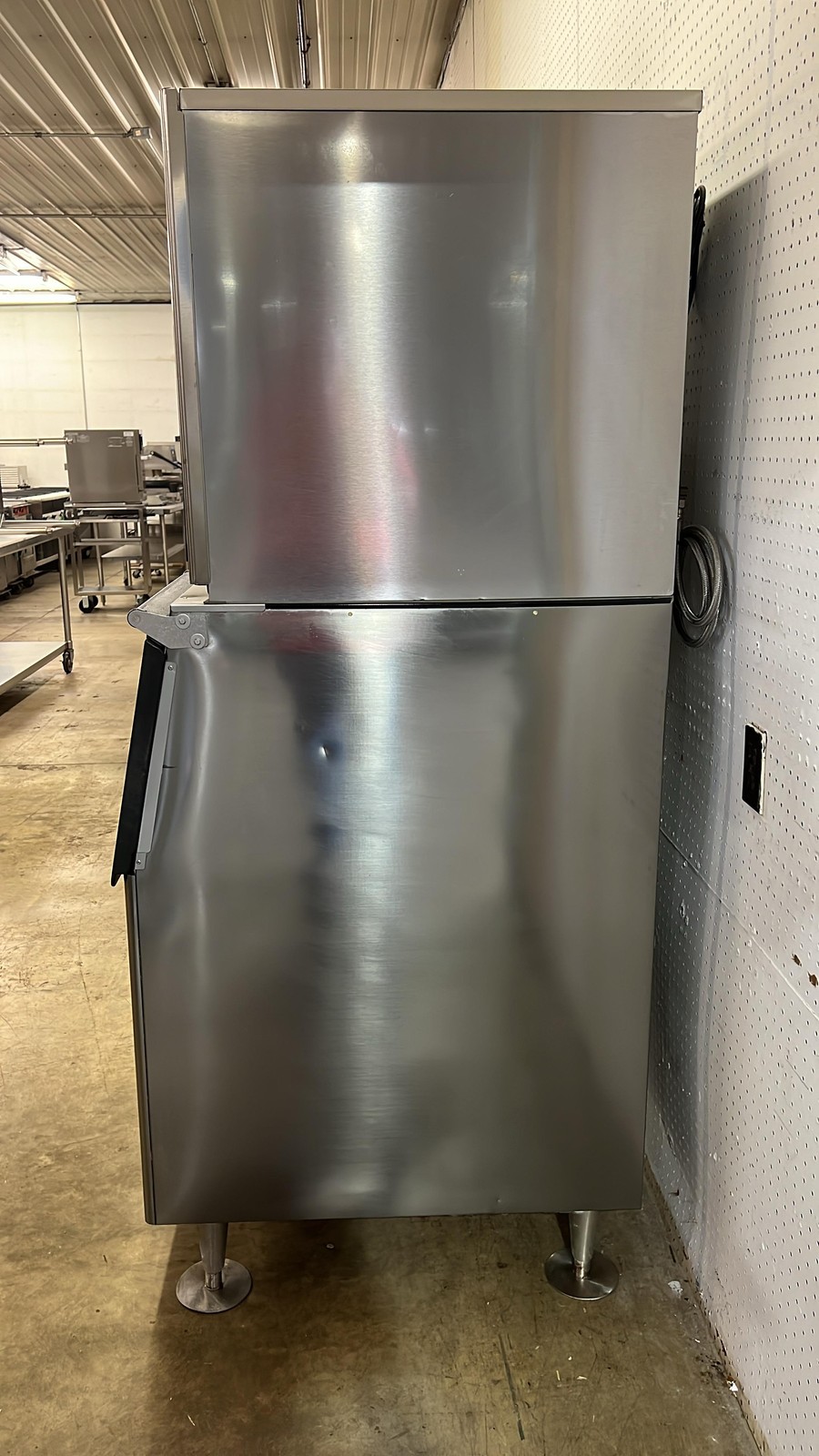 Used 22″ Hoshizaki F-801MWJ-C Water Cooled Nugget Ice Machine With 300lb Bin – 1