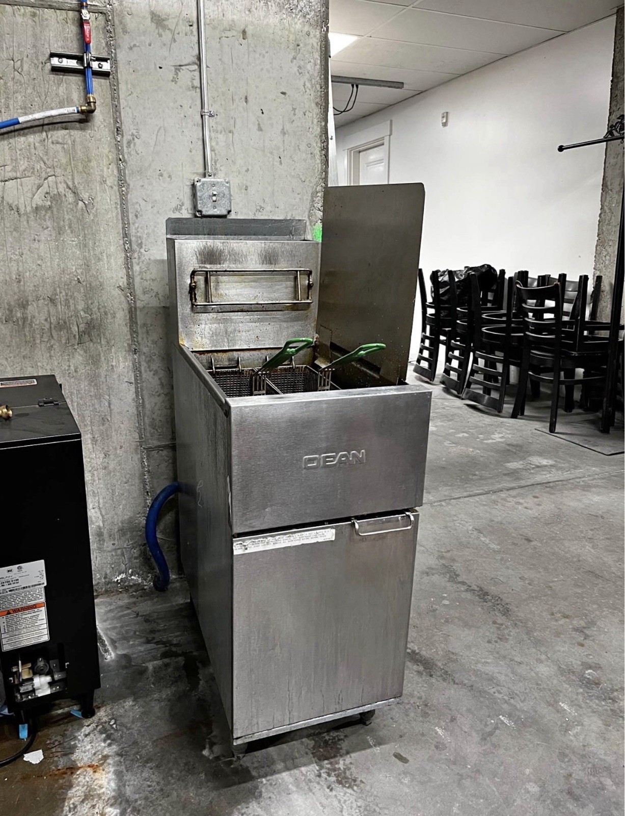 Dean SR142G Super Runner Natural Gas Floor Fryer – 2 Pots