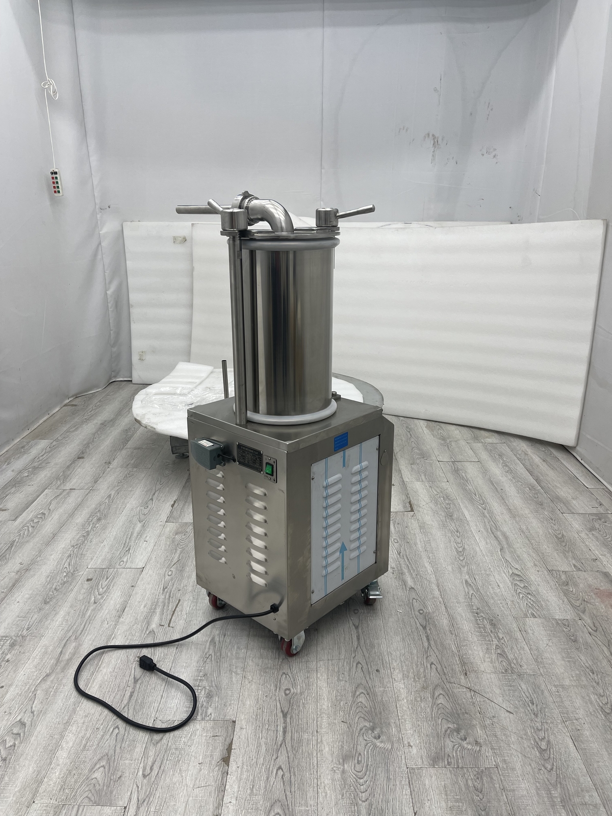110V SF-26L Capacity Commercial Hydraulic Sausage Stuffer Vertical Sausage Maker