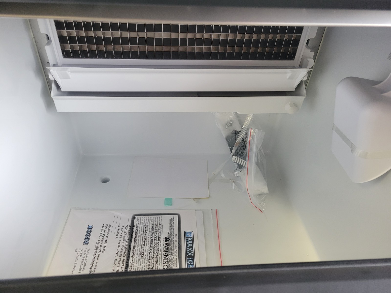 MAXX ICE MIM200NH 24″ HALF CUBE UNDERCOUNTER ICE MACHINE – 199LBS/DAY AIR COOLED