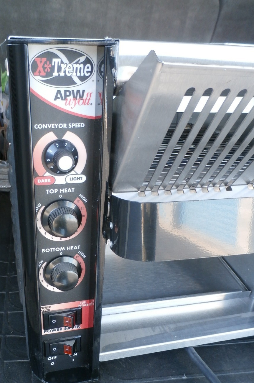 NEW APW Wyott XTRM-2 X*treme Radiant Conveyor Toaster 800 Slices/hr – 240v