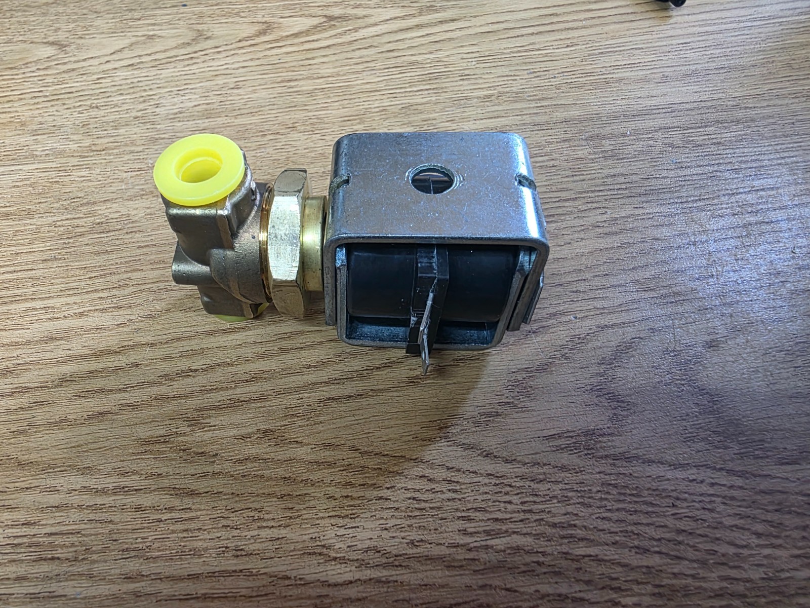 Parker 73132 G-23S 1/4″ 9W 2-Way General-Purpose Solenoid Coil and Valve 120V AC