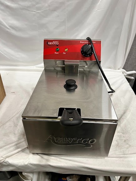 Avantco F100 10 lb. Electric Countertop Fryer – 120V, 1750W