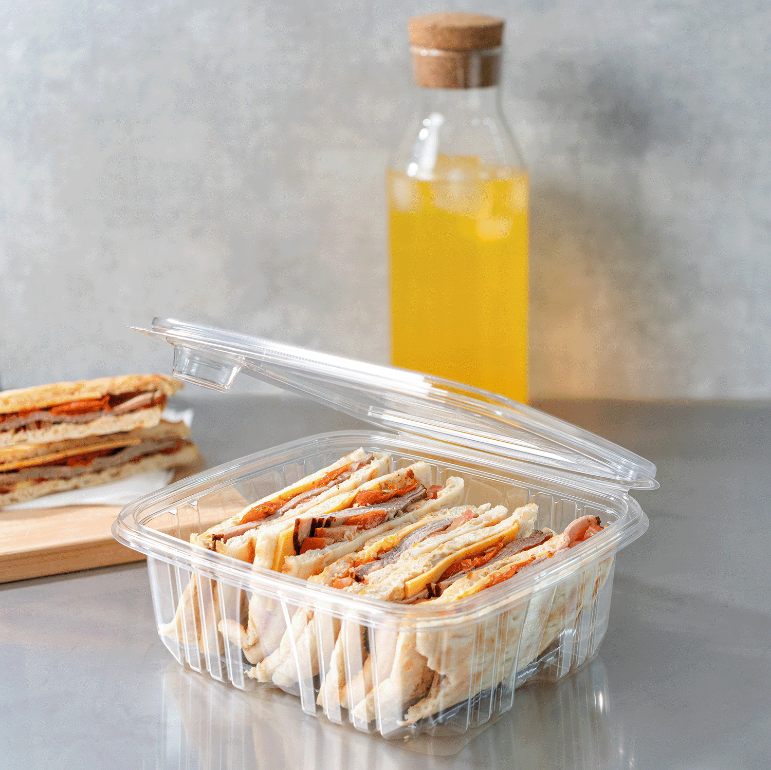 Karat 64oz PET Tamper Resistant Hinged Deli Container w/Flat Lid – 150pcs