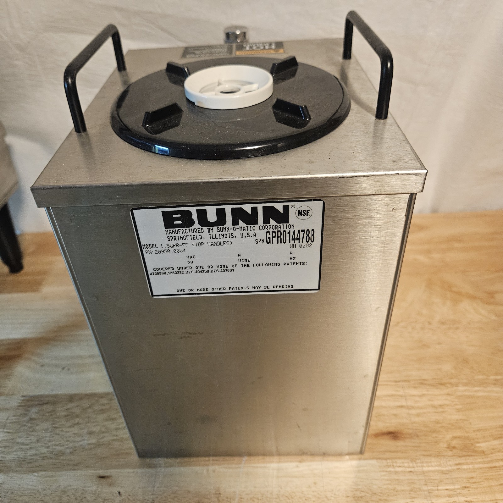 Bunn 1.5 Gal Satellite Coffee Servers w/RW1 Warmer Base 1.5 Gal Decaf & Regular