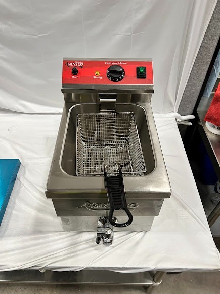 Avantco F200 15 lb. Medium-Duty Electric Countertop Fryer – 208-240V.