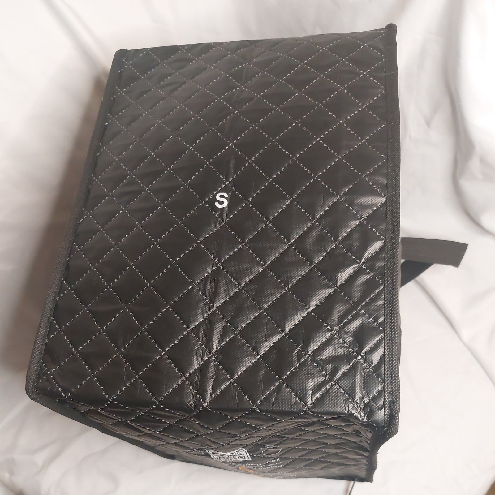 CookUnity Reusable Black Insulated Bag 9.5L x 14.25W x 13H: Quilt-like Pattern