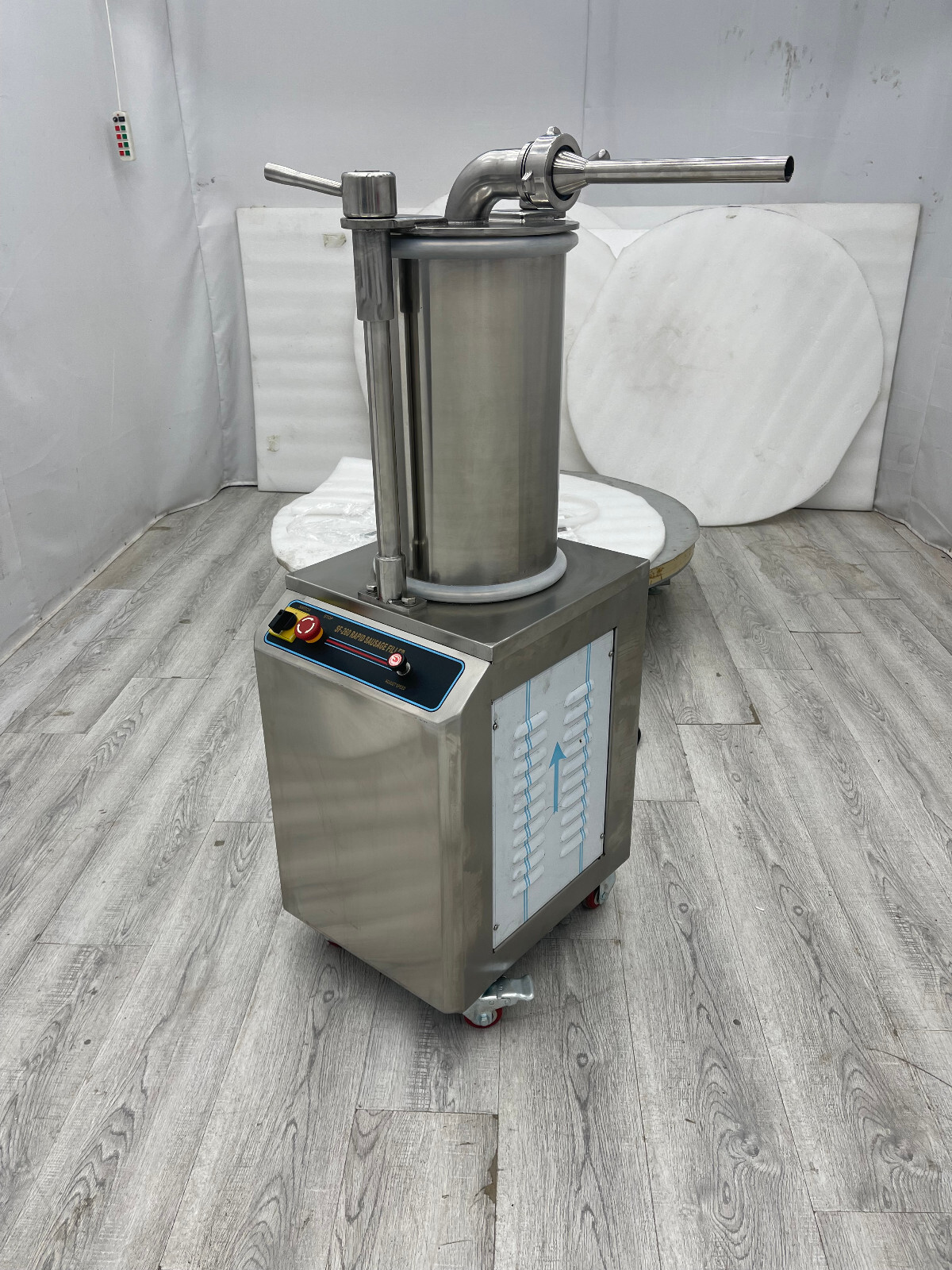 Hydraulic 26L Automatic Sausage Stuffer Maker 110V Sausage Filling Machine