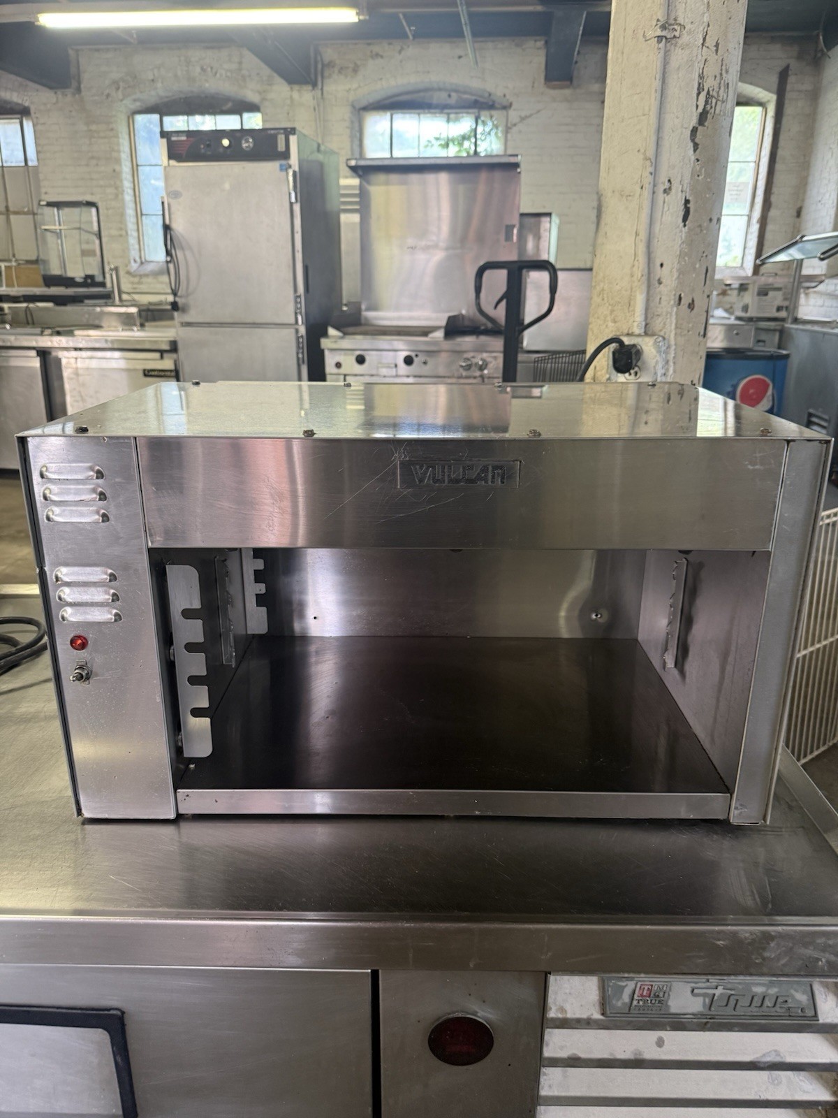 VULCAN 1024-1 27″ Electric Commercial Cheese Melter 208v/1ph Scratch and Dent