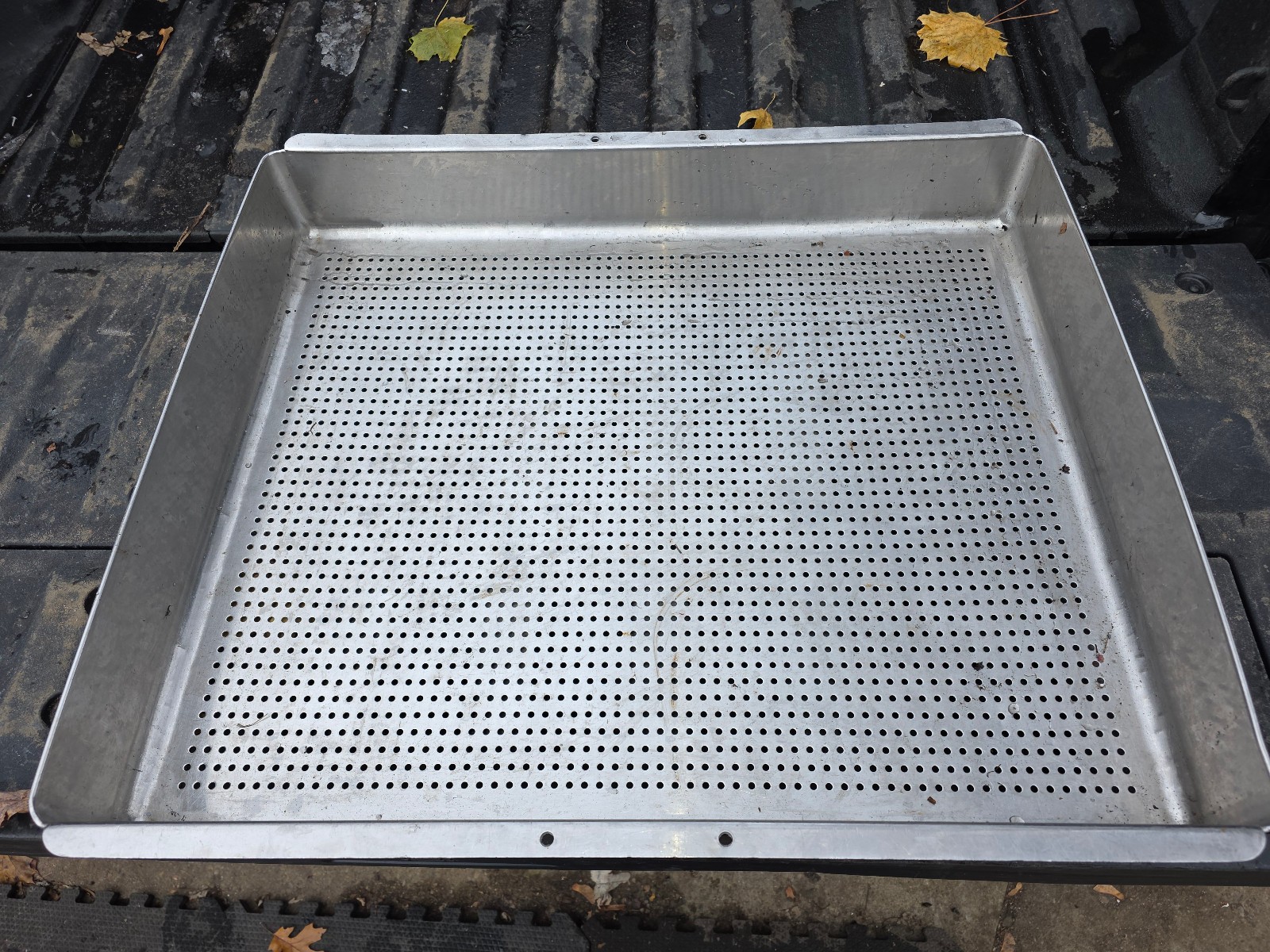 25PP50 STAINLESS STEEL FLAT STRAINER, 28-3/4″ X 23-3/4″ X 4″ ID, VERY GOOD COND