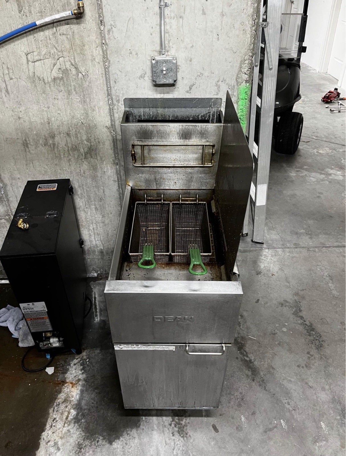 Dean SR142G Super Runner Natural Gas Floor Fryer – 2 Pots