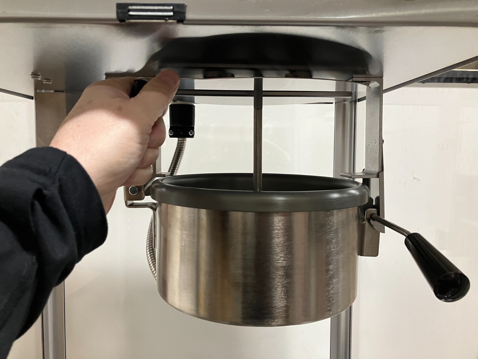 Paragon Auto Serve 8 Ounce Popcorn Machine (Back Serve Access)