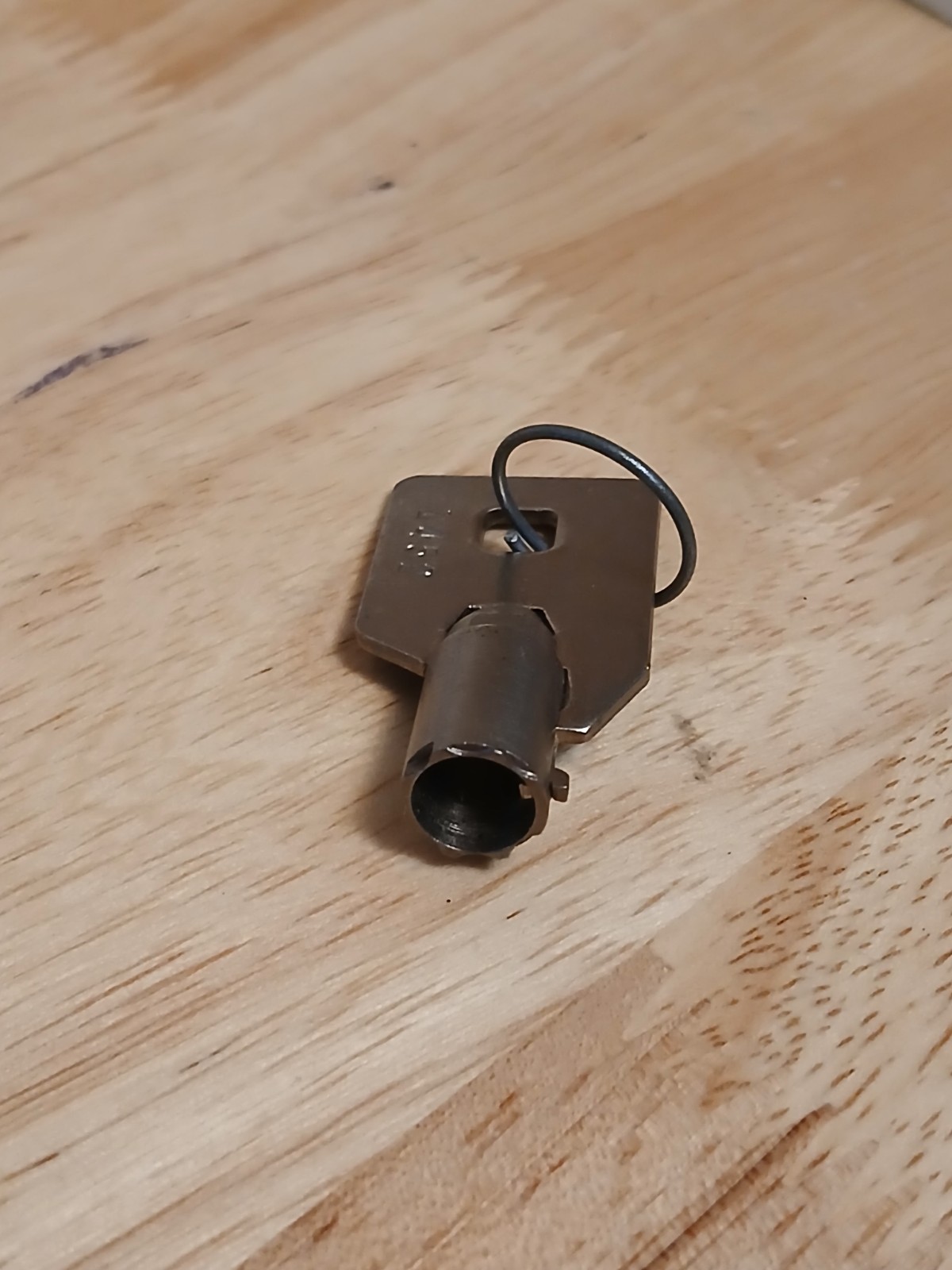 Snack soda drink vending machine key #1452 fits barrel style lock used unbranded