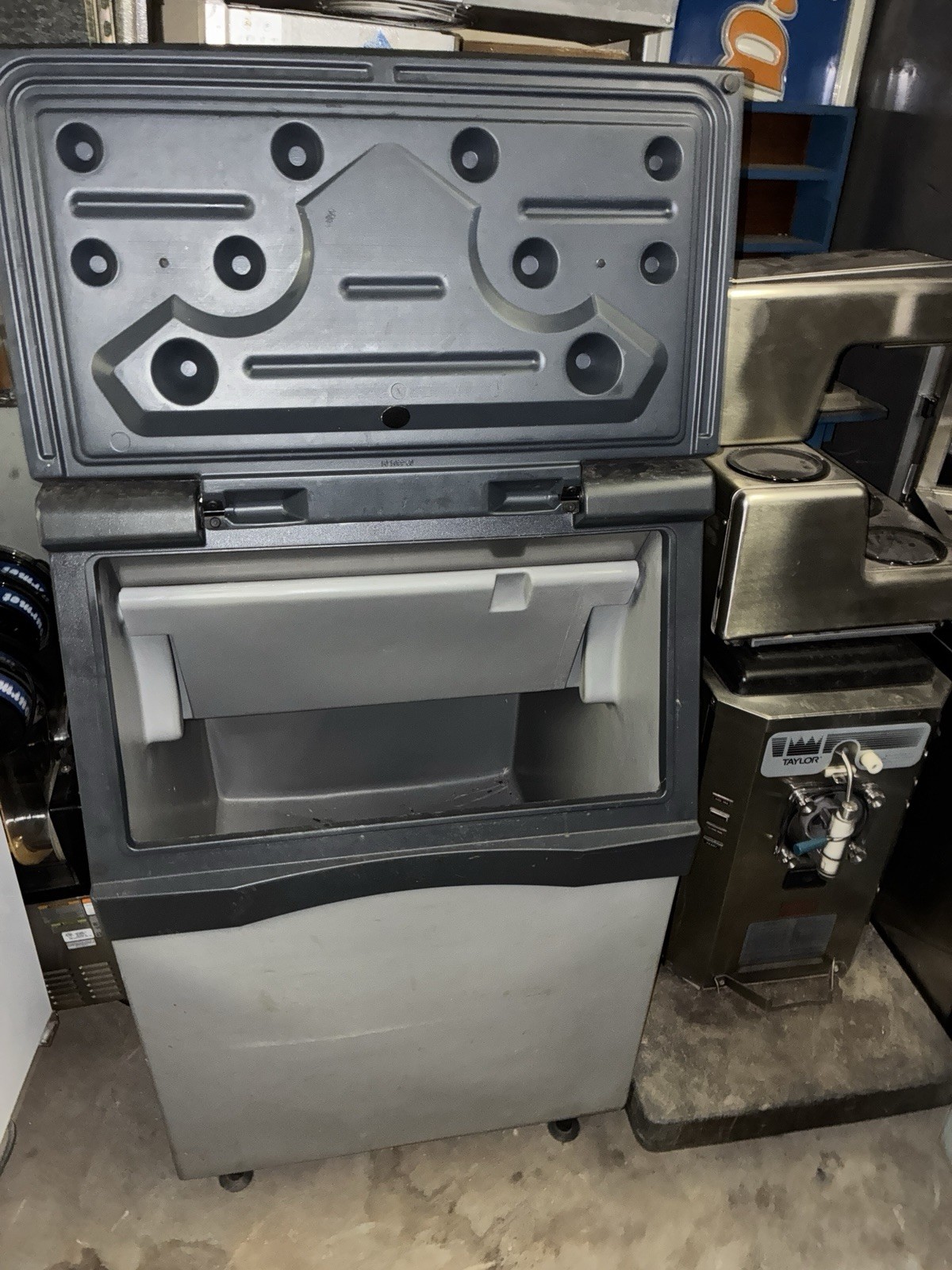 Hoshizaki 600 Lb. Ice Maker, 220v, 1 Ph, With Bin, Water Cooled, Immaculate!