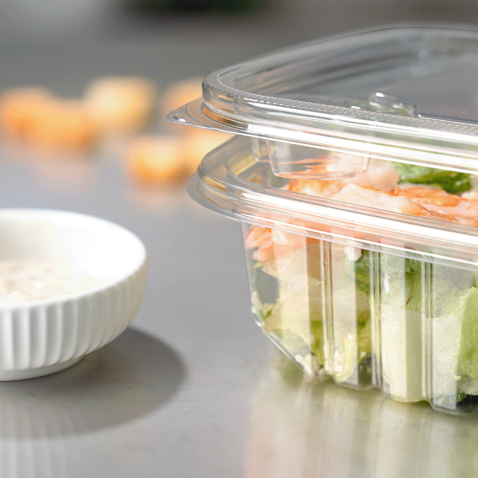 Karat 48oz PET Tamper Resistant Hinged Deli Container w/Flat Lid – 150pcs