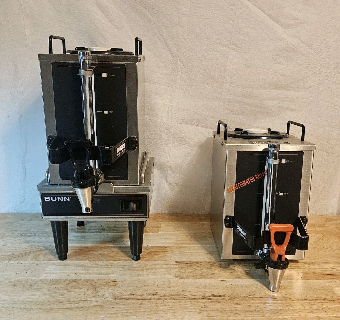 Bunn 1.5 Gal Satellite Coffee Servers w/RW1 Warmer Base 1.5 Gal Decaf & Regular