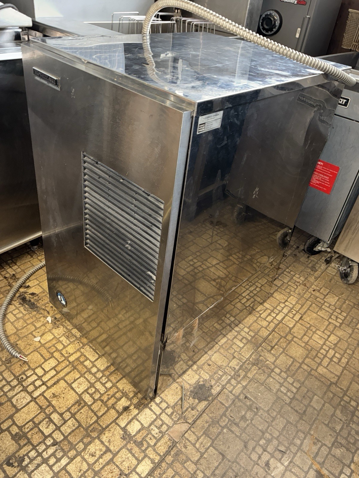 Hoshizaki 600 Lb. Ice Maker, 220v, 1 Ph, With Bin, Water Cooled, Immaculate!